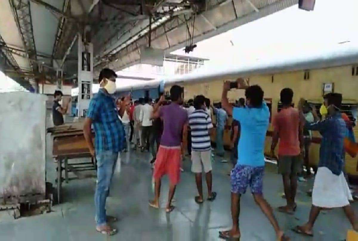 Rampage by migrant workers over poor food, sloganeering at junction