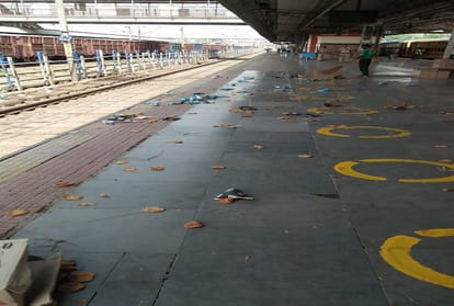 Rampage by migrant workers over poor food, sloganeering at junction