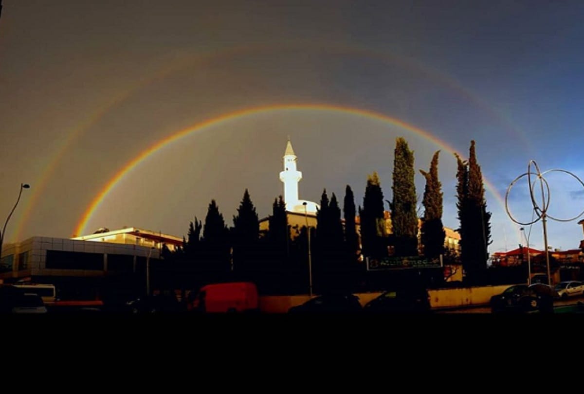 know why rainbows are formed in the sky after rain