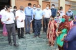 एल-3 अस्पताल के समकक्ष मेडिकल कालेज चक्रपानपुर (पीजीआई) के निरीक्षण के दौरान स्वास्थ्य कर्मियों स