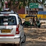 सवारी के इंतजार में खड़ी टैक्सी गाड़ी