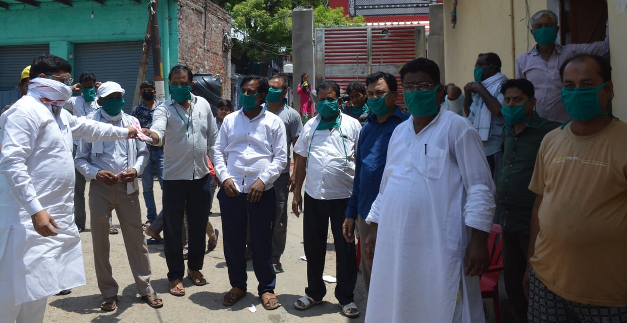 Distribute masks and sanitizers to the needy under the Amar Ujala Foundation