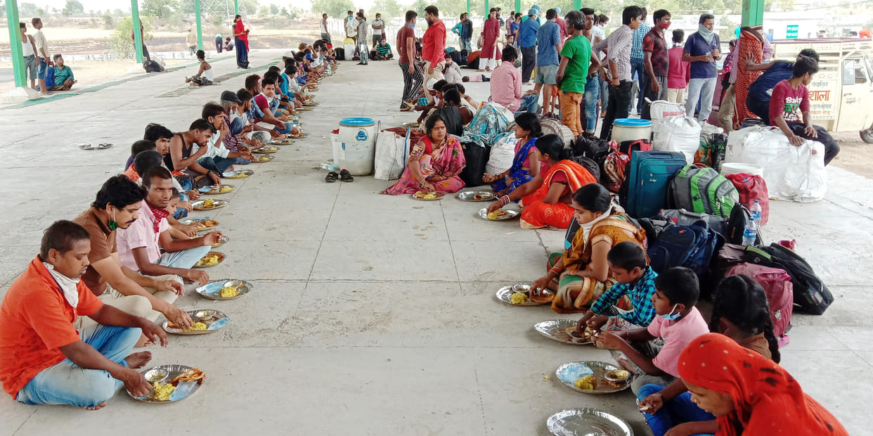 300 laboure relief bihar from eight bus