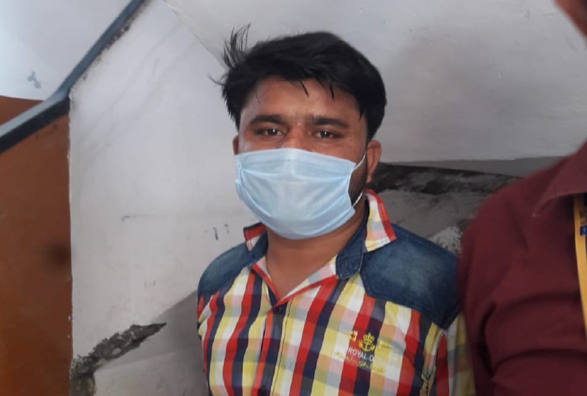 LIC staff looted in Aligarh on the first day of unlock 1 many injured in firing