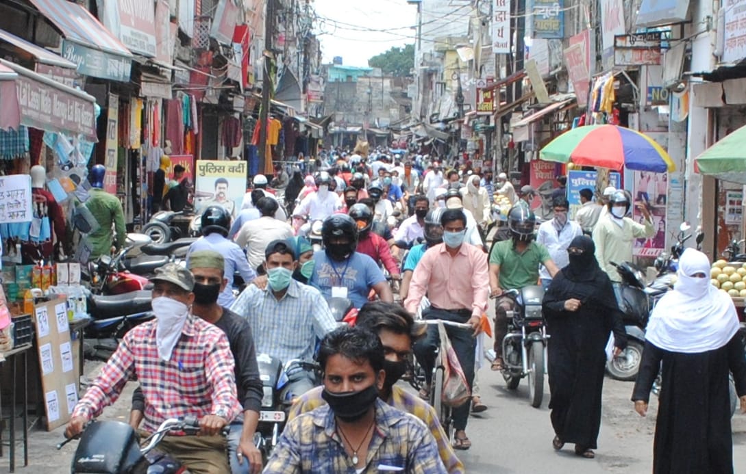 Crowd in the market, customer absent