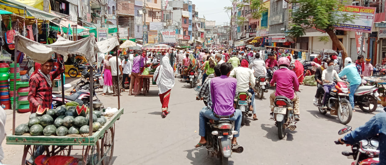violation of social distancing in market