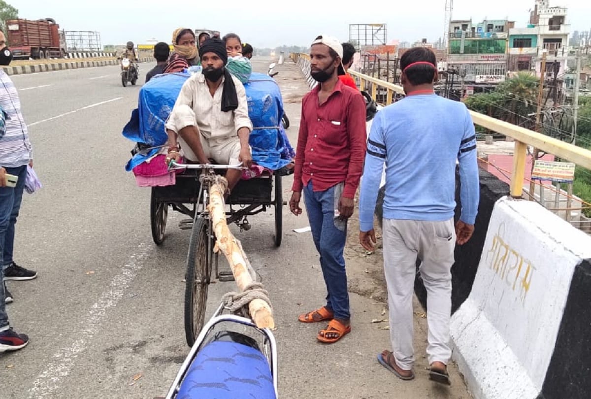 migrant workers discover their own bike rickshaw when didnot get any other accomodation to go home
