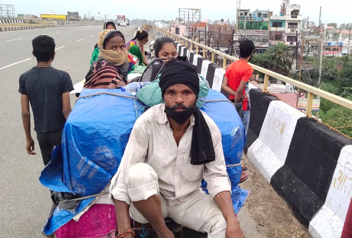 migrant workers discover their own bike rickshaw when didnot get any other accomodation to go home