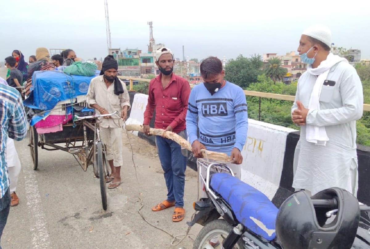 migrant workers discover their own bike rickshaw when didnot get any other accomodation to go home