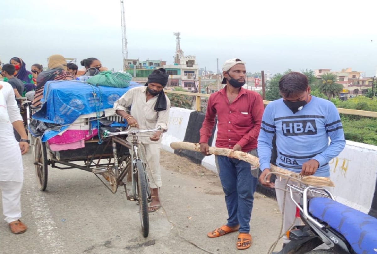 migrant workers discover their own bike rickshaw when didnot get any other accomodation to go home
