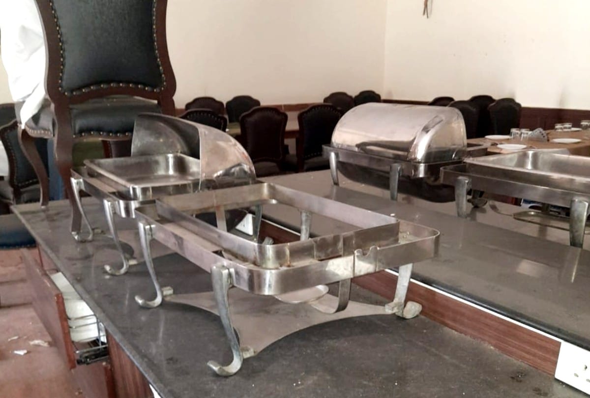 thieves stole AC furniture and crockery items from closed restaurant in agra