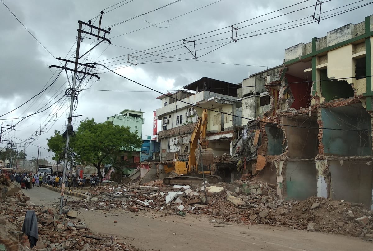 Gorakhpur Latest News in Hindi: Gorakhnath Temple East Gate boundary broken today for Fourlene