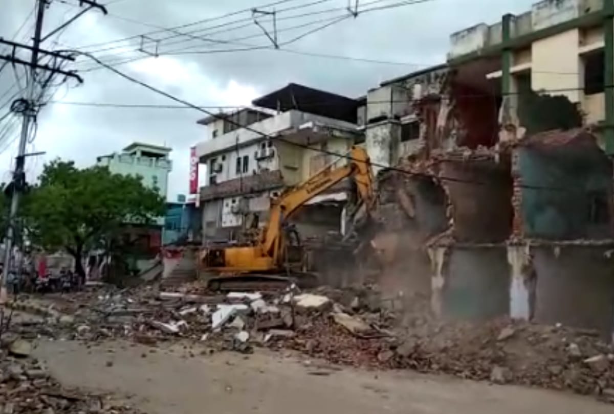 Gorakhpur Latest News in Hindi: Gorakhnath Temple East Gate boundary broken today for Fourlene