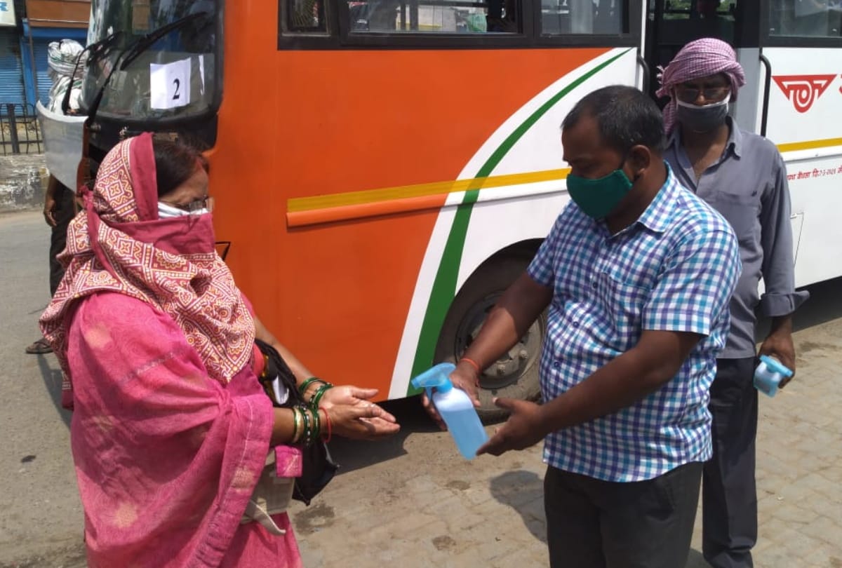 Roadways bus running on the road suring onlock 1.0 in gorakhpur