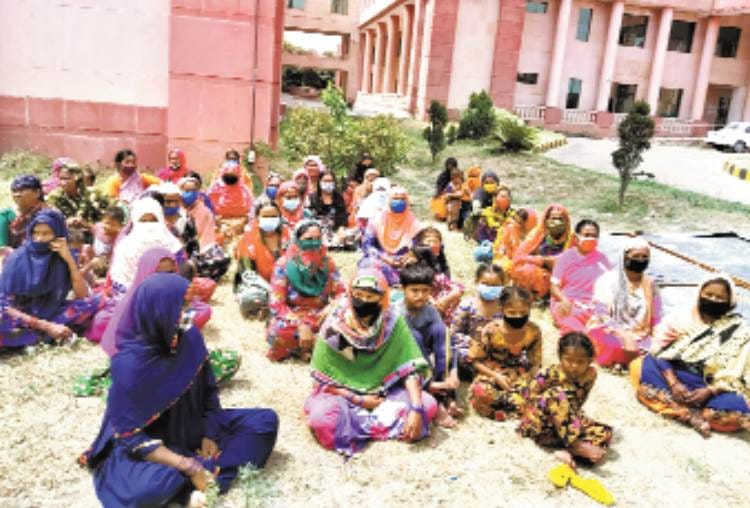 ninety nine migrants of Telangana stranded in lucknow