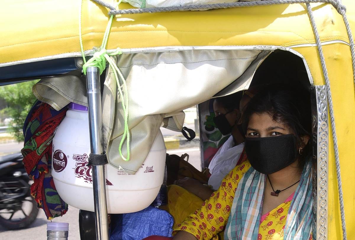 Families going to Bengal from Hariyana by auto.