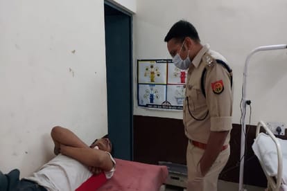 घायल बदमाश से पूछताछ करते एसपी