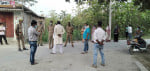 कोकिल पट्टी गांव में कोरोना पॉजिटिव व्यक्ति मिलने की सूचना पर गांव को सील करने पहुंची पुलिस।