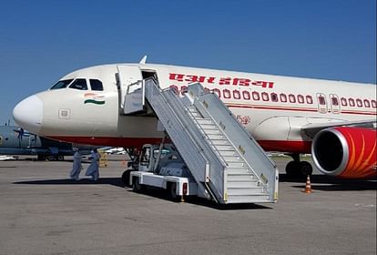 Air India: अमेरिका से मुंबई आ रही एयर इंडिया की फ्लाइट में हंगामा, व्यक्ति ने पत्नी का गला दबाया newark mumbai air india flight man suffer panic attack try to strangle her wife