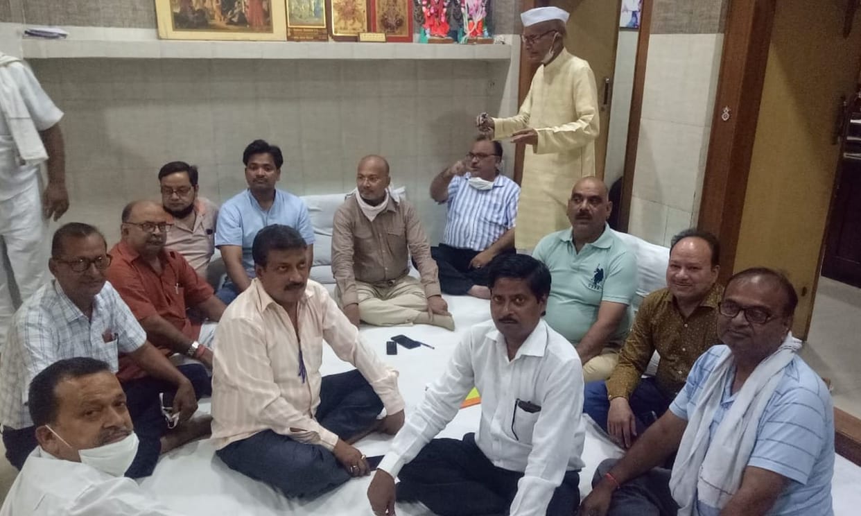 Merchant leaders oppose opening shops on one side