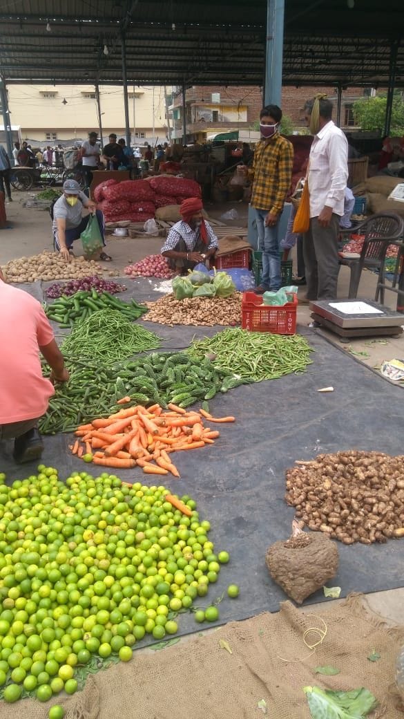 Violation of social distancing .. Fruits and vegetables selling in retail in Khar Mandi
