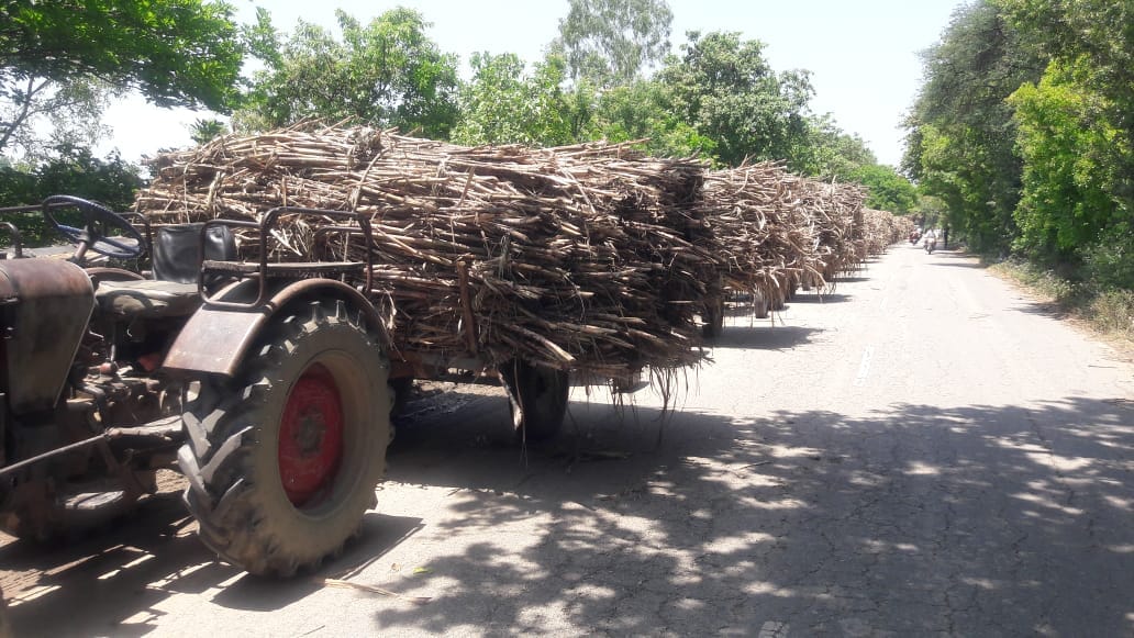 Trucks jammed on Deoband Nanauta road due to collision