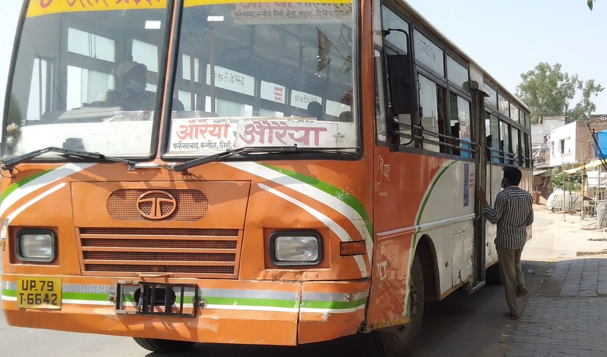 buses are runing with out social distencing in kannauj