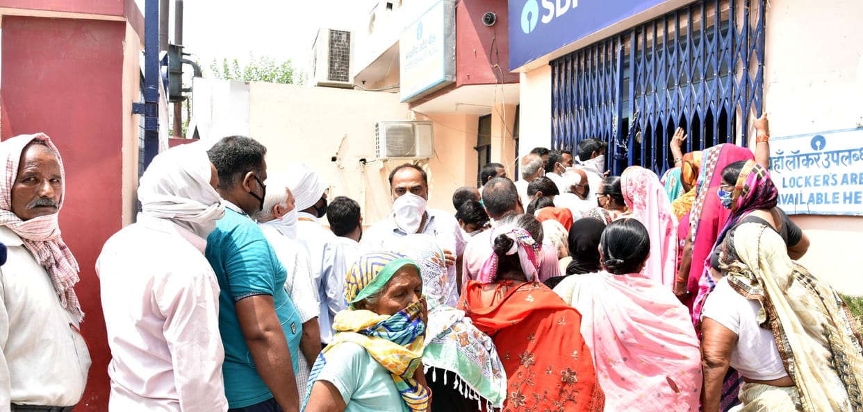no social distencing in chandausi sambhal