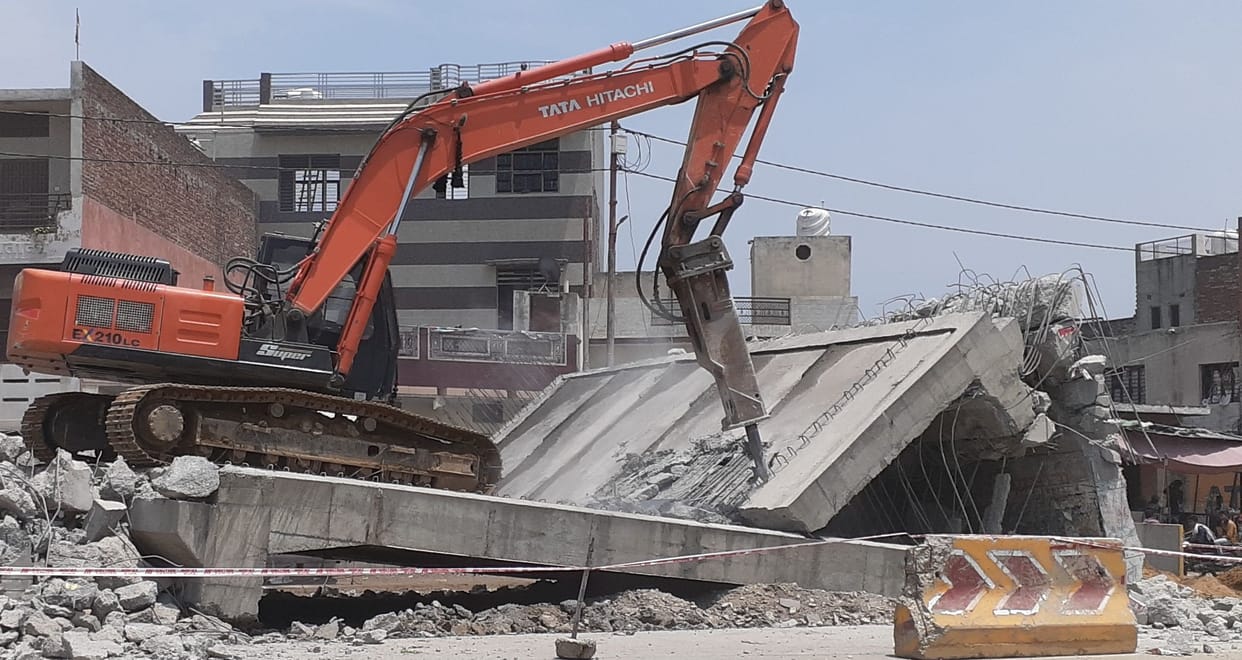 Construction of Fourlane Road begins by breaking the bridge in Rohana
