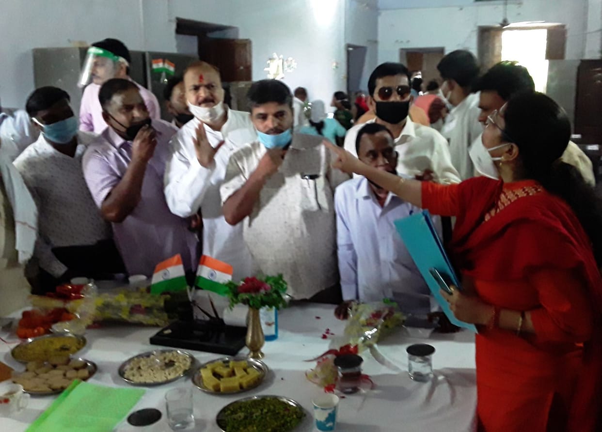 City magistrate administered oath to five nominated councilors