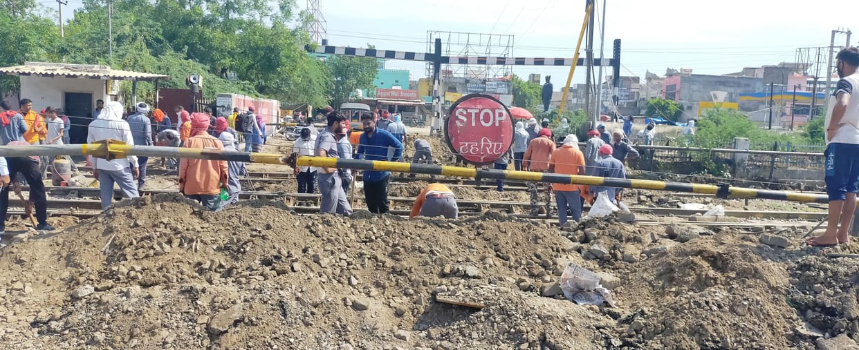 The railways started the repair work of the gate, the main road to the city was closed