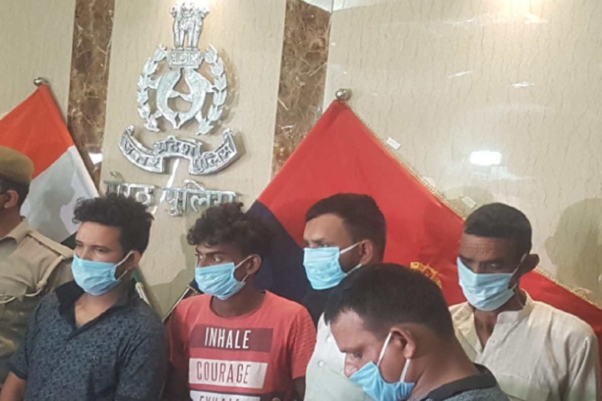 Meerut police forgot social distance during press conference and photographing