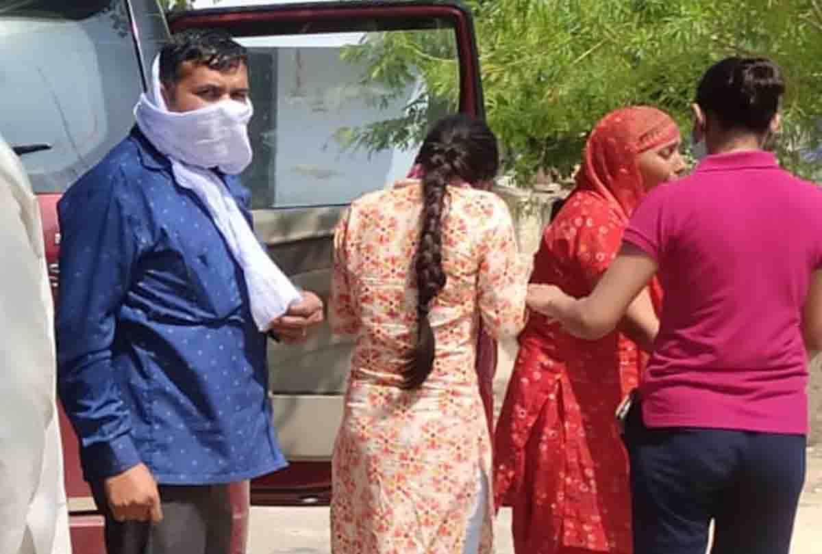 Female police constable hanged in auraiya, died due to suffocation