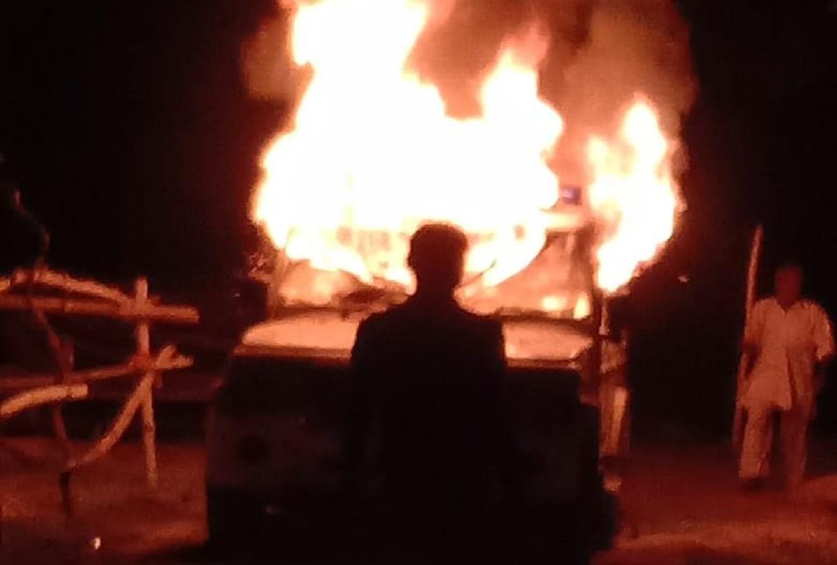 Pratapgarh, youth tied to a tree and burnt to death, angry villagers create ruckus, burn police vehicles