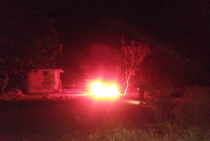 Pratapgarh, youth tied to a tree and burnt to death, angry villagers create ruckus, burn police vehicles