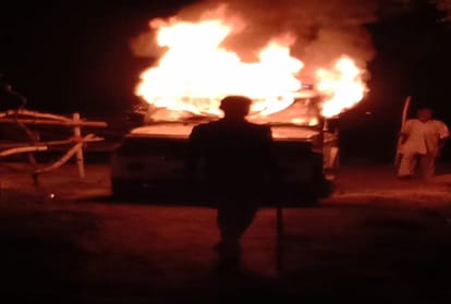 Pratapgarh, youth tied to a tree and burnt to death, angry villagers create ruckus, burn police vehicles