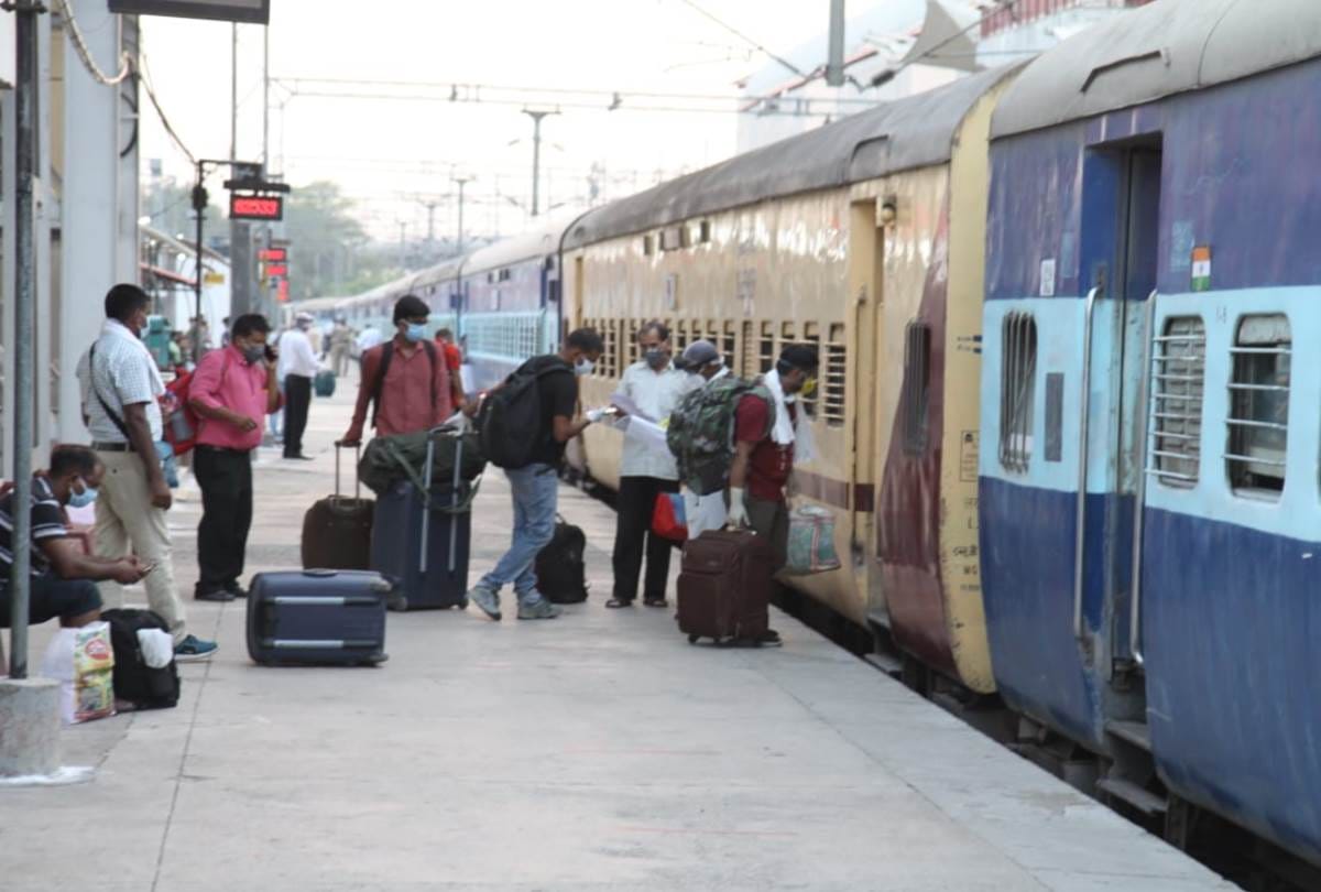 passengers travelled in Gomti, Pushpak and Lucknow Mail after lockdown