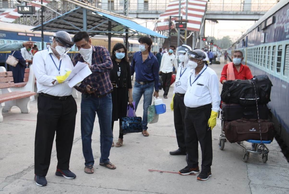 passengers travelled in Gomti, Pushpak and Lucknow Mail after lockdown