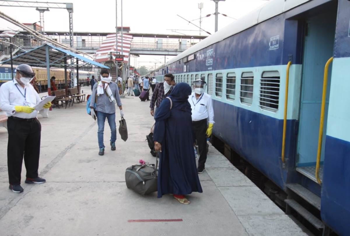 passengers travelled in Gomti, Pushpak and Lucknow Mail after lockdown