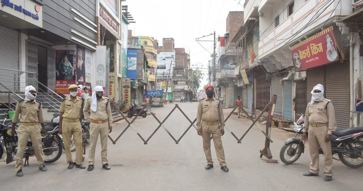 Police shut down the shops of Olandganj, stopped the way