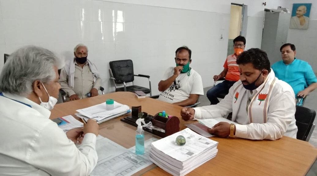 Hathras: BJP leaders meet superintending engineer and express anger over power cuts