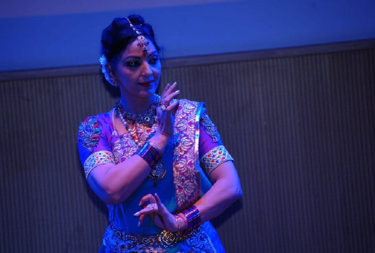 Indian style Dancer Anuradha Sharma gets applause for her first online performance