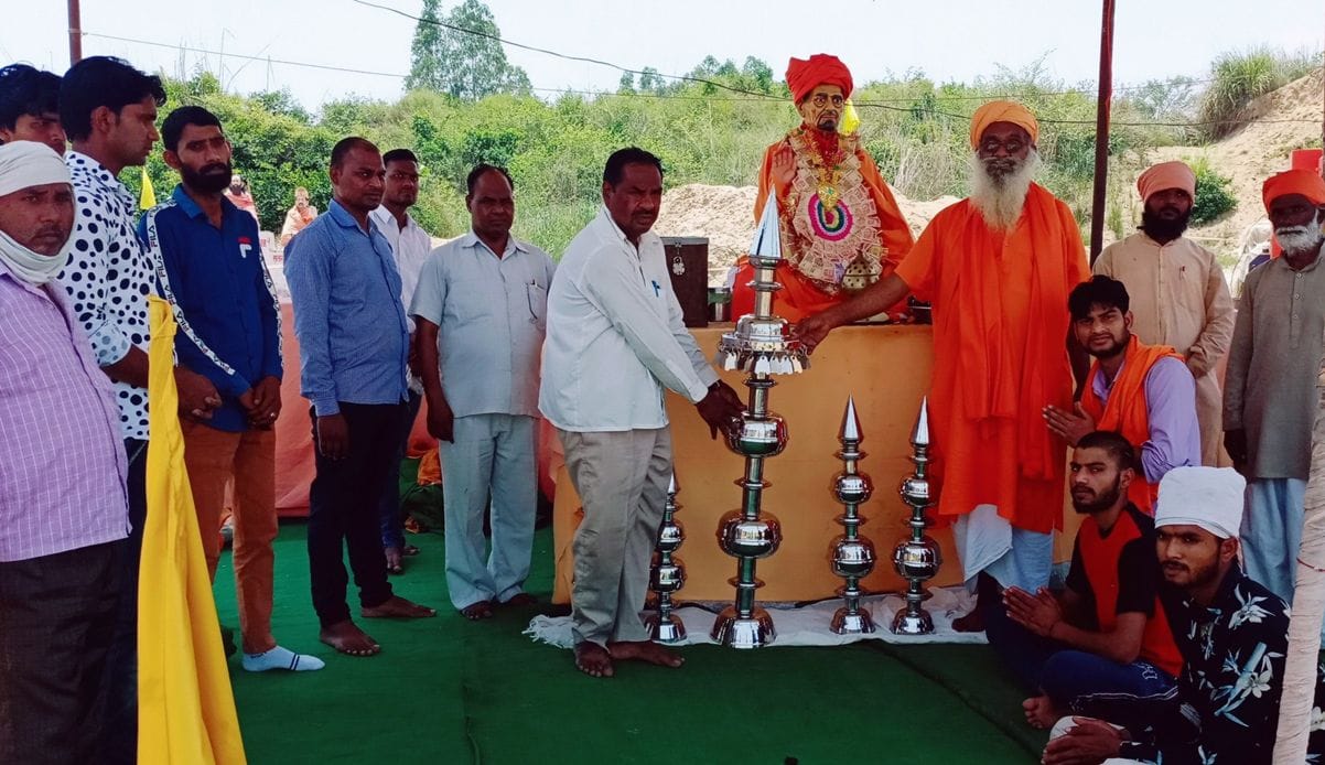 Kalash presented to Guru Samandas Ashram
