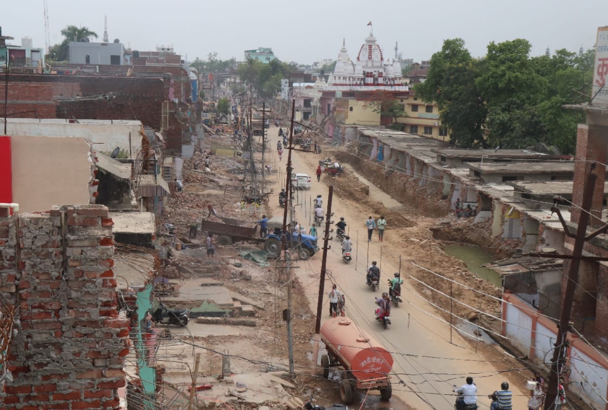 Mohammadpur-Jungle Kauria Fourlane Construction work interrupted due to Electricity Corporation gorakhpur