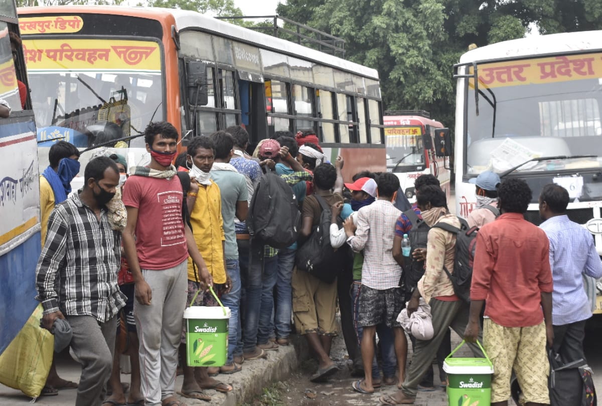 Roadways Department ignored social distancing rules during coronavirus in gorakhpur