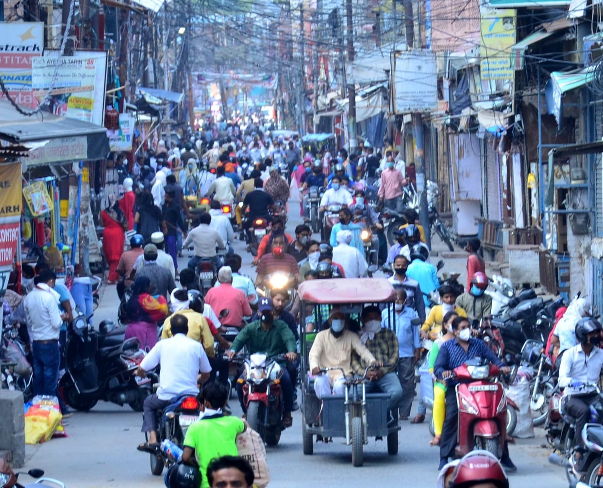 Aligarh: The rules of social distancing forbidden as market opens.