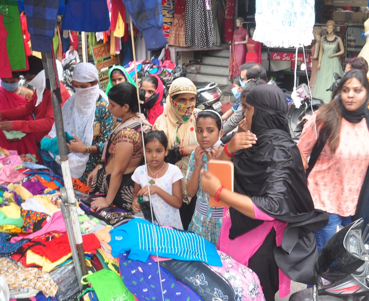 Break social distance, croud in market