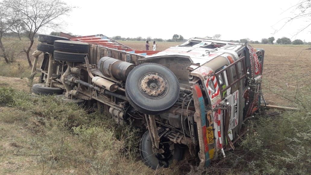Uncontrolled truck collided with bike and Bolero, six injured