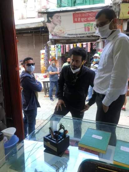 bollywood actor manoj bajpayee in almora, visit in market, public rush comes to see him