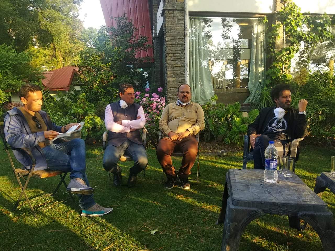 bollywood actor manoj bajpayee in almora, visit in market, public rush comes to see him